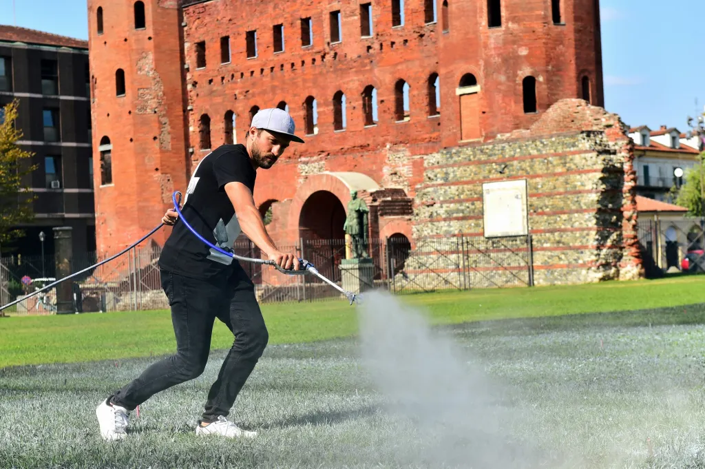 Saype při práci v Turíně