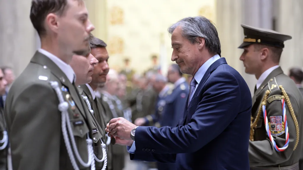Vojáci z misí dostali záslužné kříže a odznaky