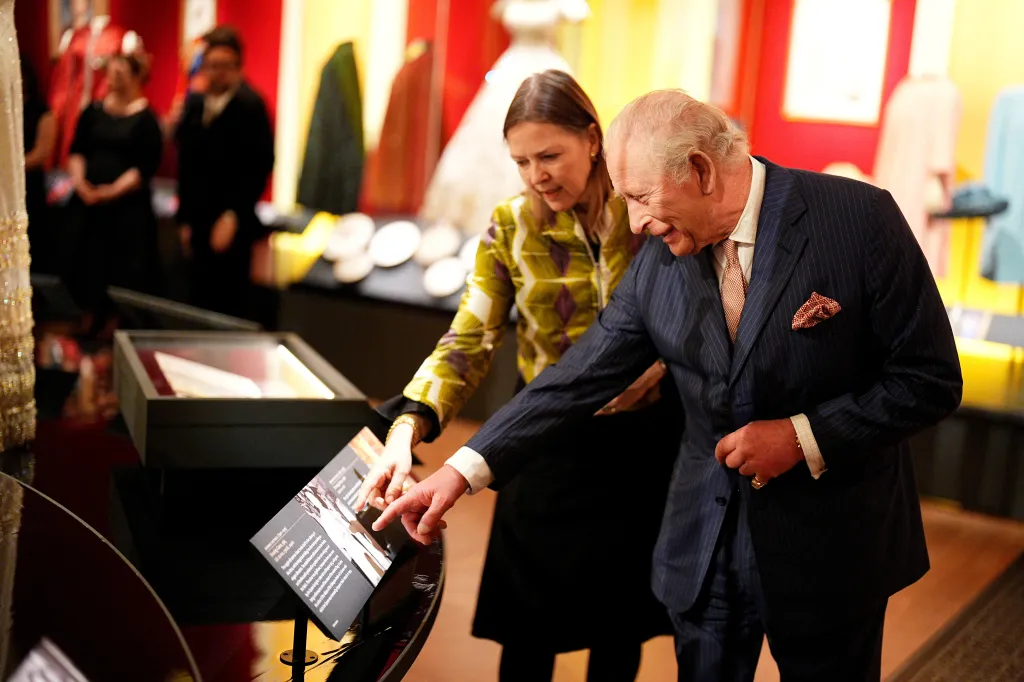 Král Karel III. s Caroline de Guitautovou, kurátorkou výstavy Královna Alžběta II.: Její stylový život