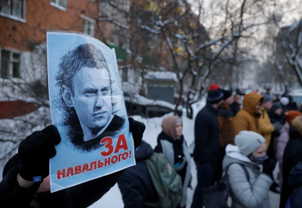 Příznivci ruského opozičního politika Alexeje Navalného se shromáždili před policejní stanicí, kam byl Navalnyj odveden, poté co ho policie zadržela na moskevském letišti. Ruský opoziční politik se léčil na berlínské klinice v důsledku závažné otravy. V jeho těle lékaři našli nervově paralytickou látku typu novičok