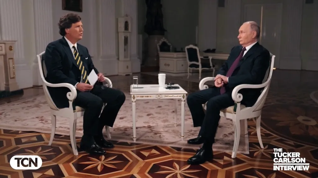 Moderátor Tucker Carlson s ruským vládcem Vladimirem Putinem
