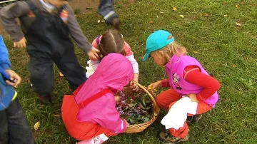 Děti si hrají s květy