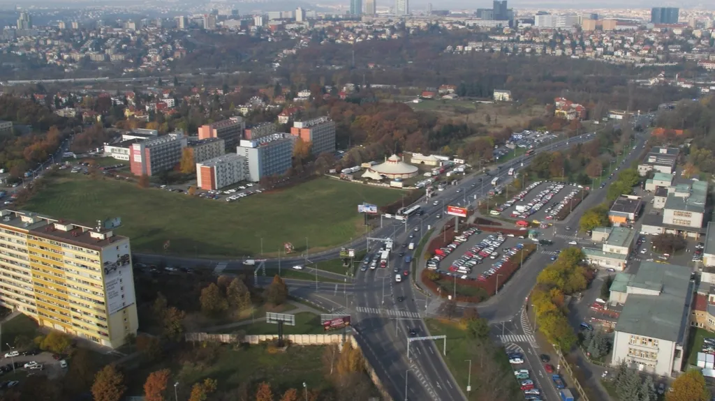 Prostranství naproti nemocnici: zatím nejcennější pozemek vysouzený v restitucích po Bečvářovi