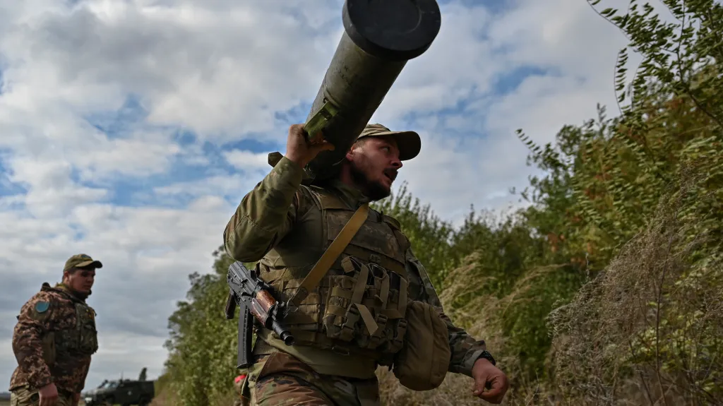 Ukrajinský voják s protitankovou raketou Skif, ilustrační snímek