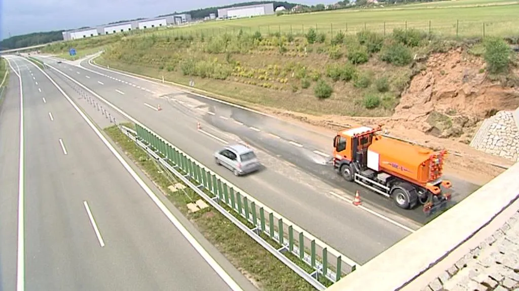 Poškozený násep u D11