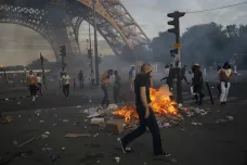 Eiffelova věž má kvůli výtržnostem fanoušků zavřeno