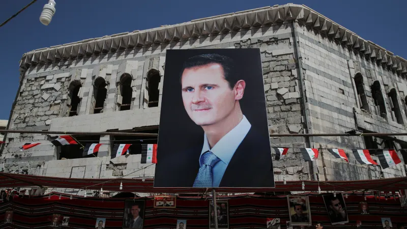 Syrský vládce Bašár Asad na jednom z billboardů v Damašku