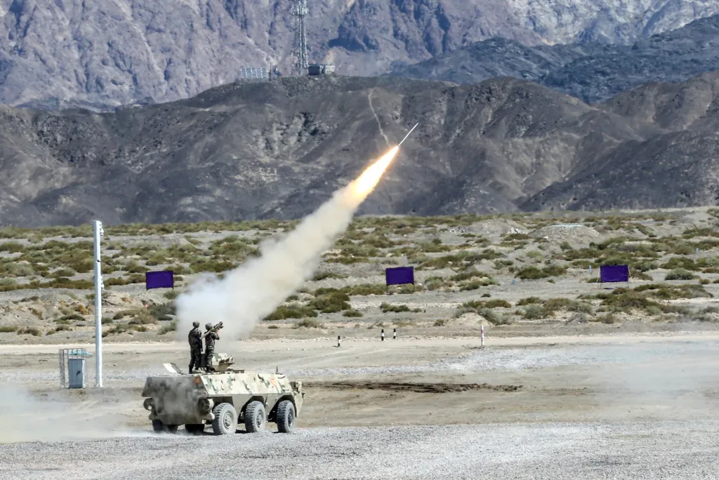 Armáda odpaluje protileteckou raketu během zahajovacího ceremoniálu