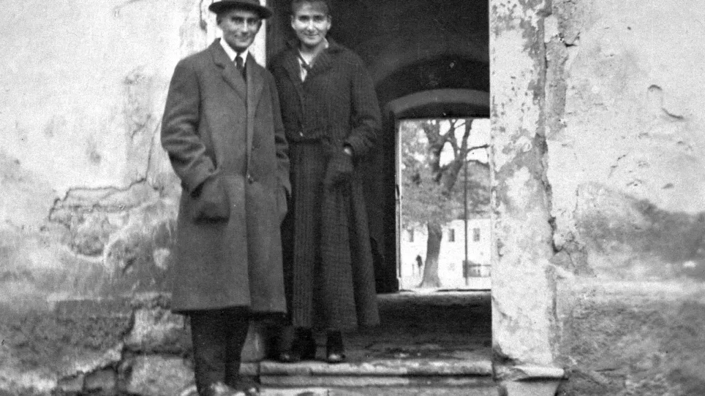 Franz Kafka se sestrou Ottlou v Siřemi