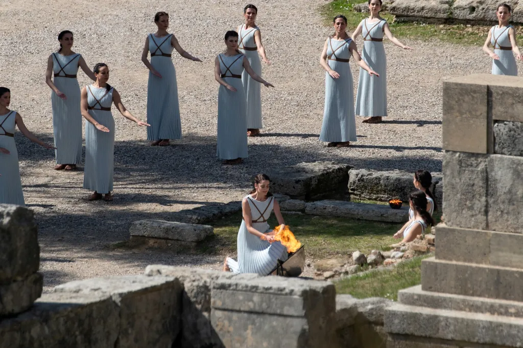 Řekové zapálili olympijskou pochodeň