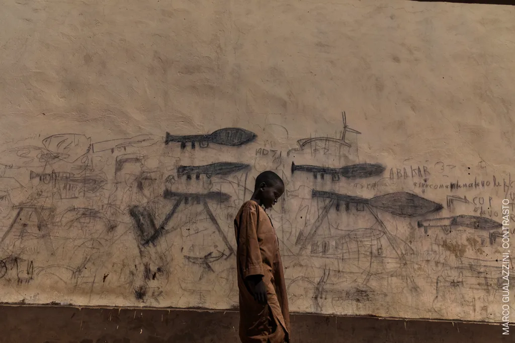 NOMINACE NA FOTOGRAFII ROKU.  Chlapec z čadského městečka Bol. Vesnice kolem vysychajícího Čadského jezera jsou často využívány jako náborová místa islamistů do Boko Haram