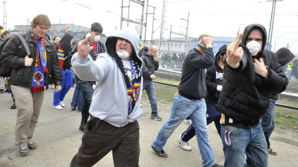 "Fanoušci" cestou na fotbal