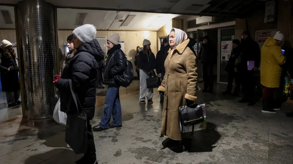 Obyvatelé Kyjeva v metru během blackoutu 31. ledna 2026