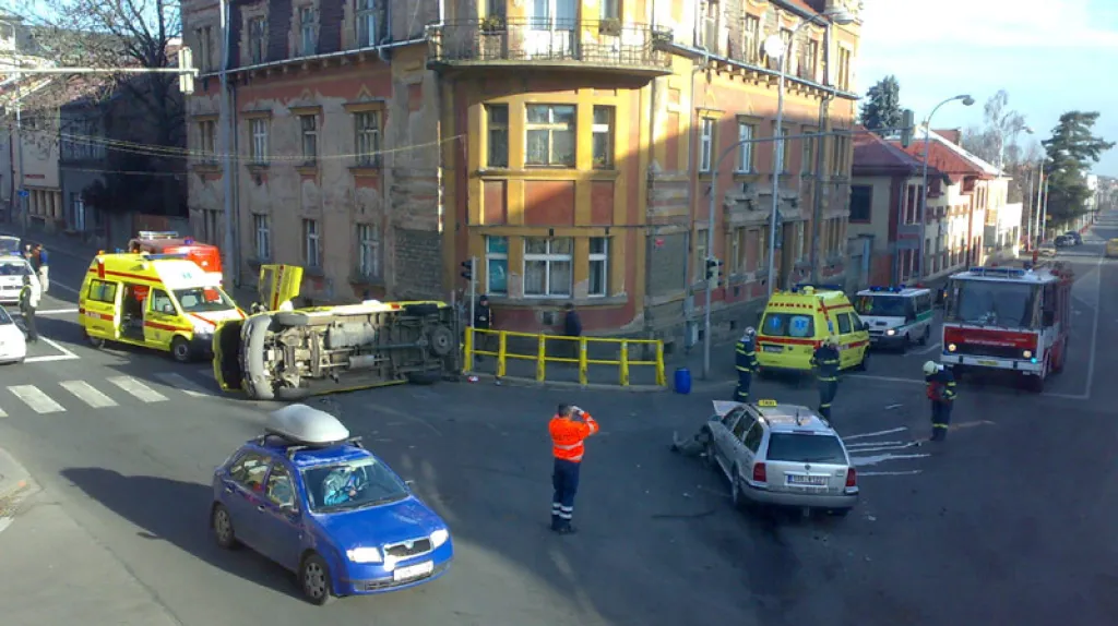 Nehoda osobního auta a sanitky