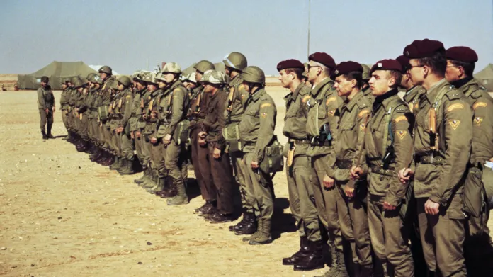 Nástup československé jednotky v základním táboře v oblasti Al - Kajúma u příležitosti návštěvy tehdejšího ministra zahraničí Jiřího Dienstbiera