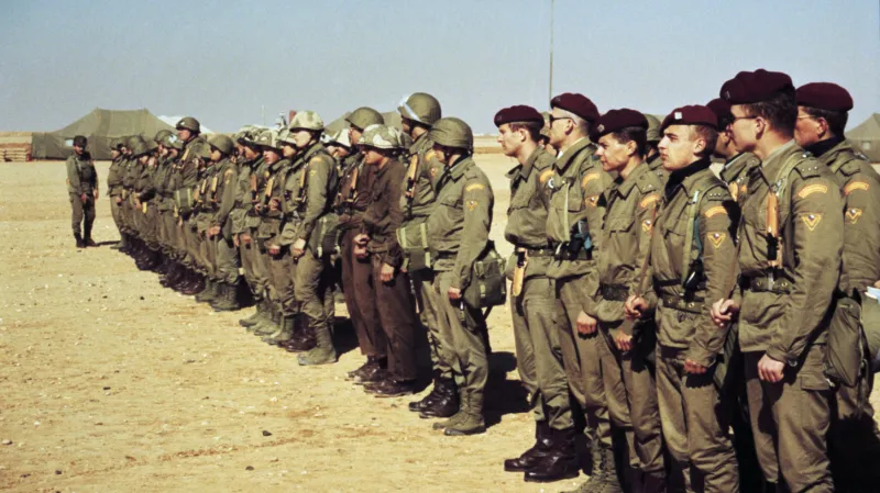 Nástup československé jednotky v základním táboře v oblasti Al - Kajúma u příležitosti návštěvy tehdejšího ministra zahraničí Jiřího Dienstbiera