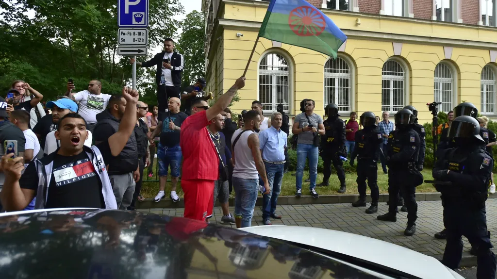 Protestující dav před policejní stanicí v Teplicích