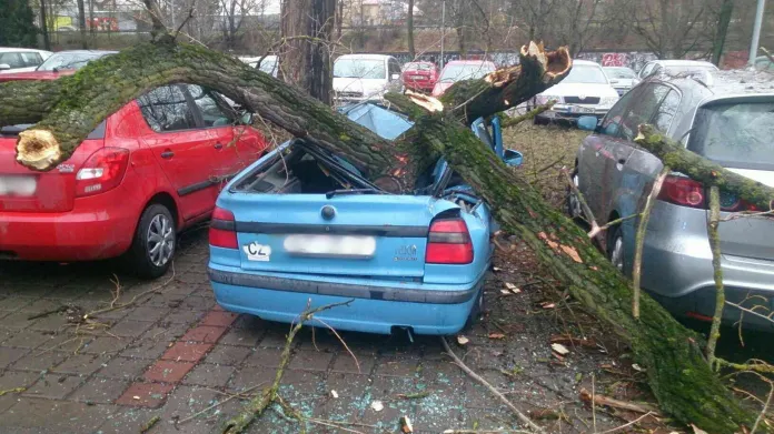 Strom poničil auta
