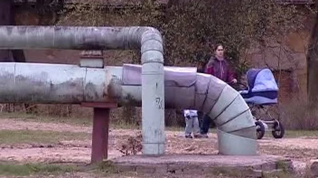 Parovod uprostřed parku