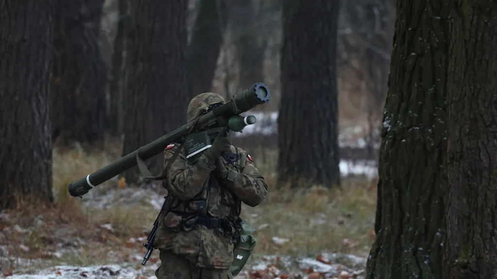 Polský voják se systémem Piorun vyráběným ve zbrojovce Mesko