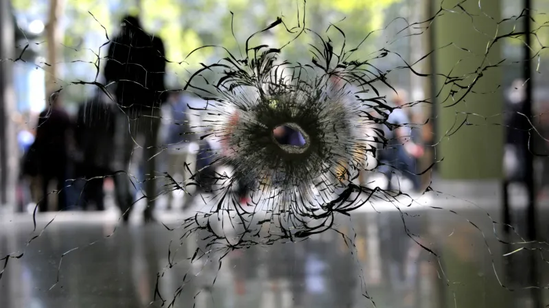 Otvor po výstřelu u obchodu na třídě Champs-Elyseé