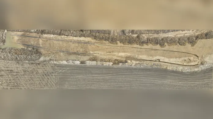 Pohled z dronu na 190metrovou mohylu odkrytou při stavbě dálnice