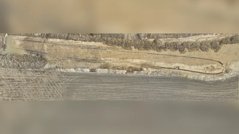 Pohled z dronu na 190metrovou mohylu odkrytou při stavbě dálnice