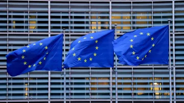 Unijní vlajky před Evropskou komisí v Bruselu