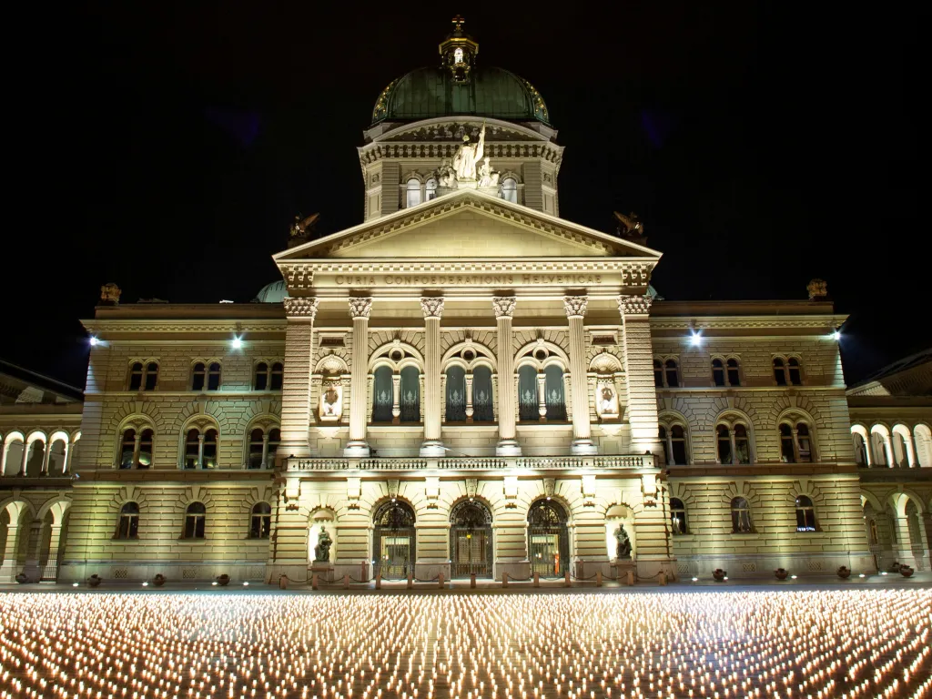 Více než 11 tisíc svíček, jedna za každou oběť. Obyvatelé švýcarského Bernu uctili památku lidí, kteří podlehli covidu-19. Svíčky plály před budovu švýcarského federálního parlamentu Bundeshaus