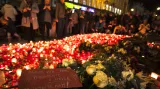 Místo, kde se na Národní třídě střetli v listopadu 1989 demonstranti s policisty, zaplnily květiny a hořící svíčky.