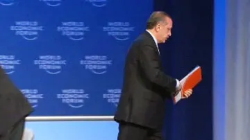 Recep Tayyip Erdogan odchází z pódia v Davosu