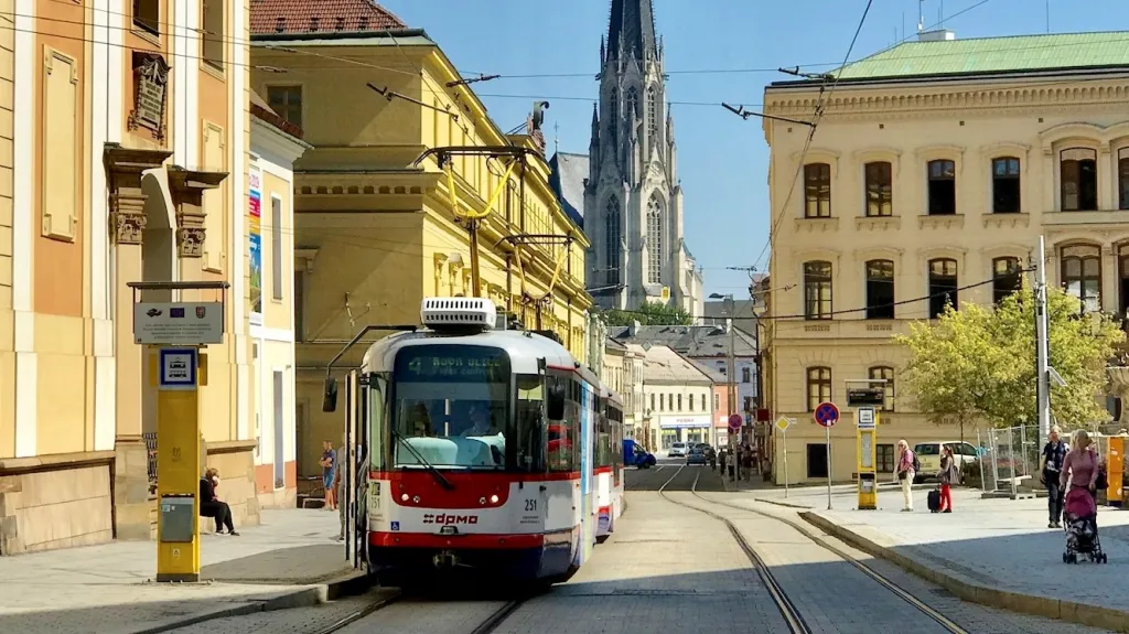 Hanácká kasárna (budova za tramvají)