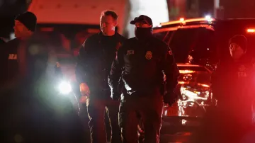 Agenti DEA dohlížející na přepravu zadrženého Nicoláse Madura po New Yorku