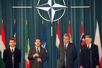 „Naše země už nikdy nepodlehne ani nebude obětována.“ Před 20 lety Česko vstoupilo do NATO