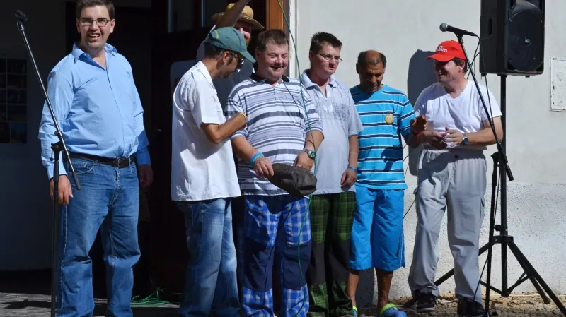 Zaměstnanci z domova v Zavidově v pivovaru pomáhají vařit pivo