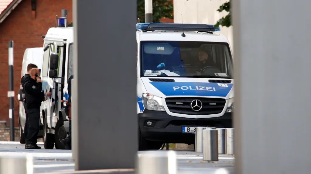 Policisté před berlínskou klinikou Charité, kde je Navalnyj hospitalizován