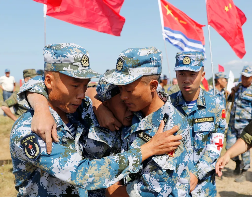 Záchranné jednotky „čínských mariňáků“ soutěží v přesunu o ošetření zraněného vojáka