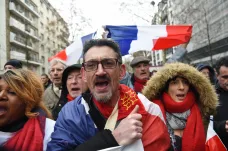 Červenými šátky a modrými vestami proti násilí. Tisíce lidí v Paříži odmítly revoluci