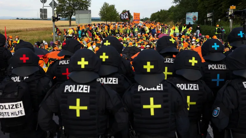 Policisté a demonstranti proti sjezdu AfD v Erfurtu
