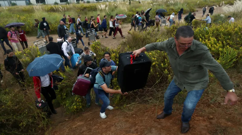 Demonstranti v pondělí zablokovali příjezdy k letišti. Cestující museli hledat jiné trasy