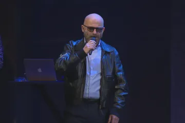 Hynek Čermák je bodyguardem Burešové i Maškové. Filmová romance se hraje jako muzikál