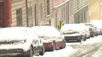 Sníh zasypal ulice ve městech