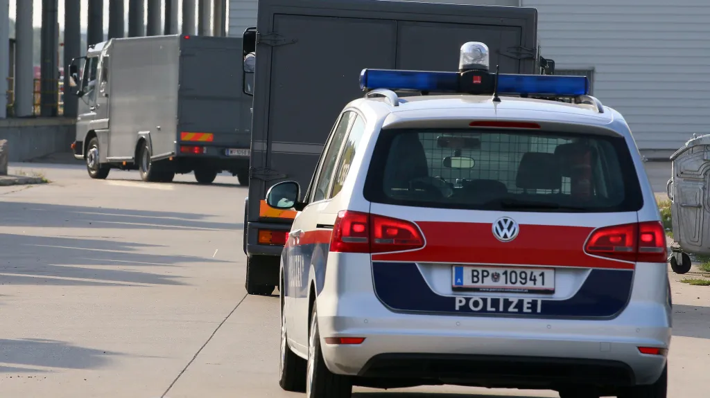 Rakouská policie vyšetřuje tragickou smrt 71 běženců