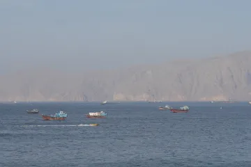 Nejméně dvě obchodní lodě zasáhla palba ve znovu uzavřeném Hormuzském průlivu