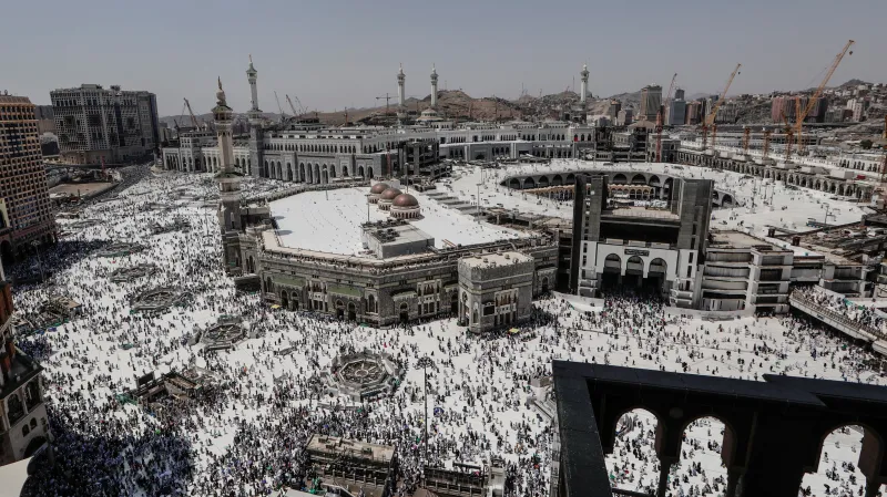 Poutníci před Velkou mešitou