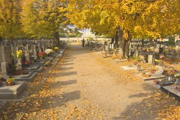 Příprava na Dušičky letos podraží, zákazníci si připlatí za svíčky i věnce