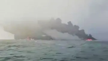 Hořící tanker u anglického pobřeží