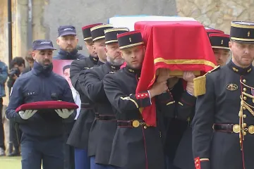 Úřady ve Francii stále pátrají po uprchlém vězni. Památku zabitých dozorců uctil i premiér Attal