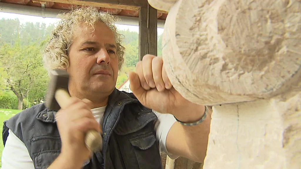 Petr Váňa při práci na Mariánském sloupu
