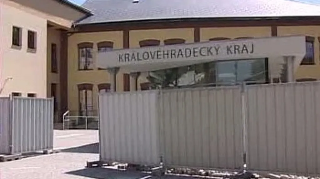 Do sídla Královéhradeckého kraje zatéká